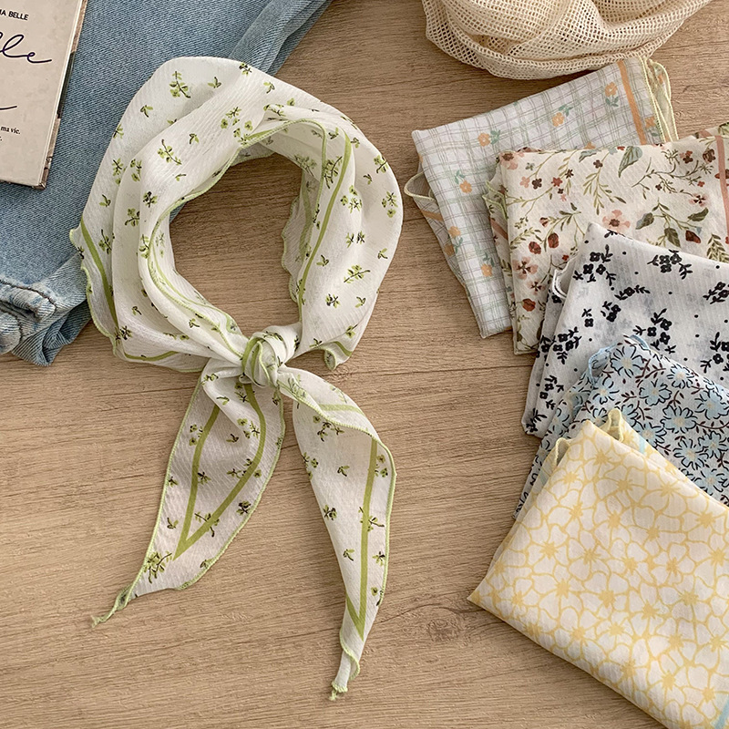 Travel Accessories Neck - Hafif Sanatsal Küçük Çiçekli Üçgen Eşarp